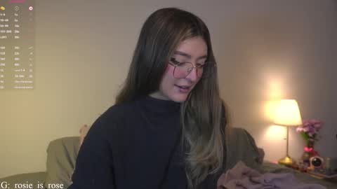 Snapshot of call_me_rosie chatting on 28, 11, 2025 online show from 28, 11, 2025