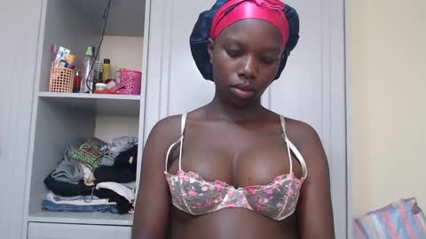 Snapshot of camclit chatting on 5, 3, 2025 Princess online show from 5, 3, 2025