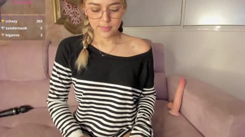 Snapshot of cami_hunter chatting on 12, 12, 2024 online show from 12, 12, 2024