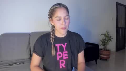 Snapshot of cami_hunter chatting on 8, 11, 2025 online show from 8, 11, 2025