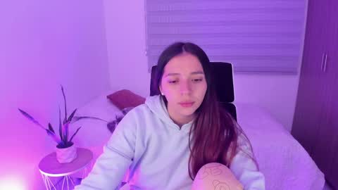 Snapshot of camila_ec2 chatting on 18, 11, 2025 C A M I online show from 18, 11, 2025