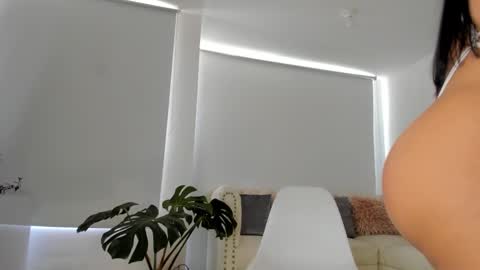 camila manzur online show from 25, 1, 2025