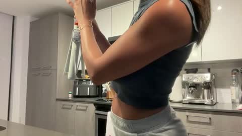 Snapshot of camiliakxoxo chatting on 4, 11, 2025 camiliakxoxo online show from 4, 11, 2025