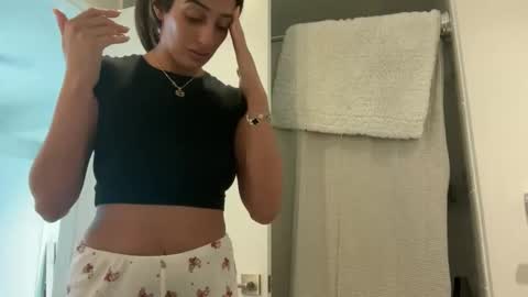 Snapshot of camiliakxoxo chatting on 8, 11, 2025 camiliakxoxo online show from 8, 11, 2025