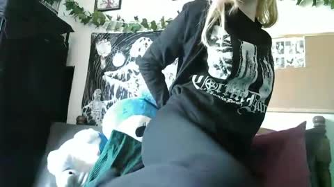 Snapshot of camille_deville chatting on 12, 1, 2025 Camille Deville online show from 12, 1, 2025
