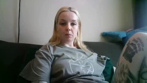 Snapshot of camille_deville chatting on 2, 3, 2025 Camille Deville online show from 2, 3, 2025