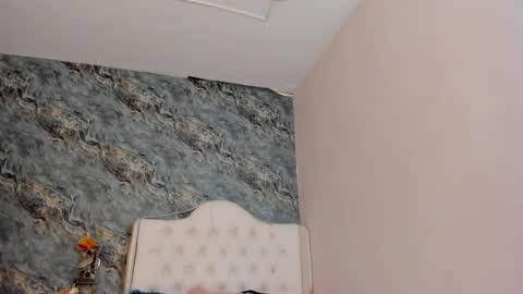 Snapshot of camillen_pettid chatting on 22, 1, 2025 C A M I L L E N Help me get to the top online show from 22, 1, 2025