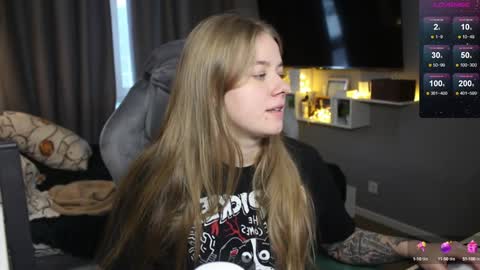 Snapshot of candy_meggie chatting on 6, 1, 2025 Megan online show from 6, 1, 2025