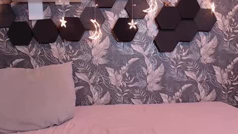 Mia online show from 5, 12, 2025