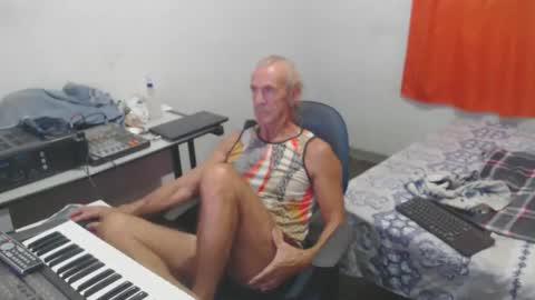 Snapshot of carlos2557 chatting on 7, 5, 2026 carlos online show from 7, 5, 2026
