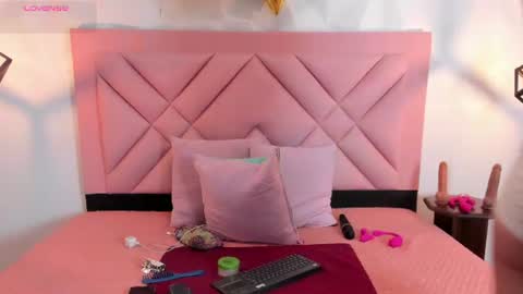 Snapshot of caroline_daring chatting on 4, 7, 2026 caroline daring online show from 4, 7, 2026