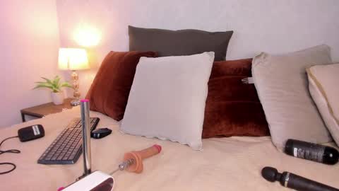  Caroline  online show from 19, 5, 2026