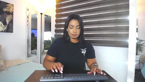 Snapshot of caroline_jackson_ chatting on 14, 1, 2025 C A R O L I N E online show from 14, 1, 2025