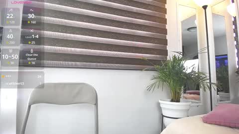 Snapshot of caroline_jackson_ chatting on 9, 3, 2025 C A R O L I N E online show from 9, 3, 2025