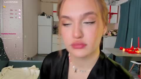 Snapshot of caroline_kiparis chatting on 24, 12, 2024 Caro online show from 24, 12, 2024