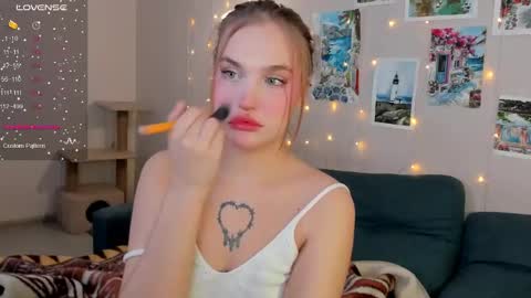 Snapshot of caroline_kiparis chatting on 8, 1, 2025 Caro online show from 8, 1, 2025