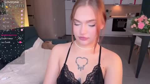 Snapshot of caroline_kiparis chatting on 1, 2, 2025 Caro online show from 1, 2, 2025