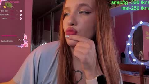 Snapshot of caroline_kiparis chatting on 4, 11, 2025 Caro online show from 4, 11, 2025