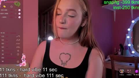 Snapshot of caroline_kiparis chatting on 7, 11, 2025 Caro online show from 7, 11, 2025