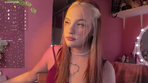 Snapshot of caroline_kiparis chatting on 21, 11, 2025 Caro online show from 21, 11, 2025