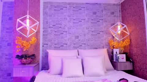 CatalinnaThompson online show from 12, 11, 2025