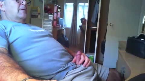 Snapshot of chalkstall chatting on 22, 10, 2025 Chalky online show from 22, 10, 2025