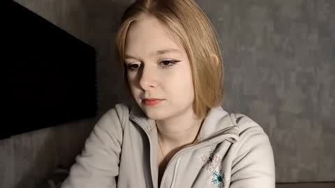 Snapshot of chanelledroz chatting on 2, 12, 2025 Lia online show from 2, 12, 2025