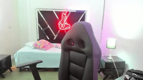 Snapshot of charlotthe_ee chatting on 4, 10, 2025 online show from 4, 10, 2025