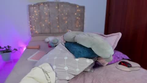 Snapshot of cherries_and_wine_ chatting on 1, 12, 2024 cherries_and_wine_ online show from 1, 12, 2024