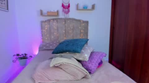 Snapshot of cherries_and_wine_ chatting on 2, 12, 2024 cherries_and_wine_ online show from 2, 12, 2024