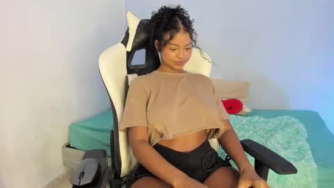 Snapshot of chloe_evans21 chatting on 10, 3, 2025 chloe online show from 10, 3, 2025