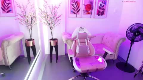 Chloe  online show from 22, 5, 2026