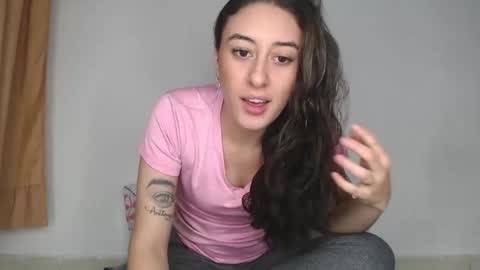 Snapshot of chloe_vahos chatting on 6, 10, 2025 Chloe online show from 6, 10, 2025