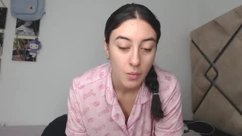 Snapshot of chloe_vahos chatting on 10, 10, 2025 Chloe online show from 10, 10, 2025