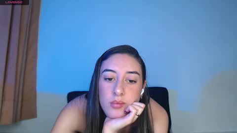 Snapshot of chloe_vahos chatting on 25, 11, 2025 Chloe online show from 25, 11, 2025