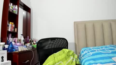 chloemiller   online show from 28, 2, 2025