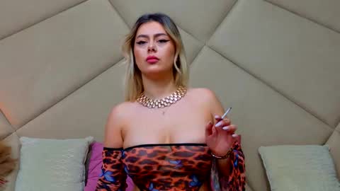 Chloe Vee online show from 22, 12, 2025