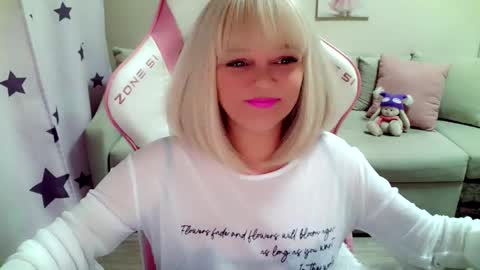 Snapshot of christirose chatting on 14, 1, 2026 Christi online show from 14, 1, 2026