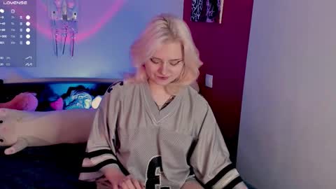 Snapshot of cigaretteduringsex chatting on 19, 10, 2025 Helen and Teya online show from 19, 10, 2025