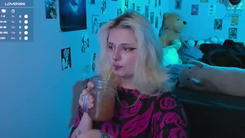 Snapshot of cigaretteduringsex chatting on 2, 12, 2025 Helen and Teya online show from 2, 12, 2025