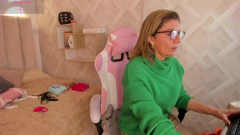 Snapshot of clhoe_johnson_ chatting on 21, 4, 2026 clhoe_johnson_ online show from 21, 4, 2026