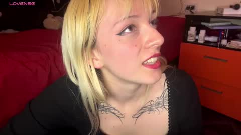 Snapshot of cloe_five chatting on 17, 10, 2025 CLOE online show from 17, 10, 2025