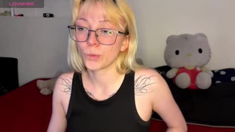 Snapshot of cloe_five chatting on 5, 11, 2025 CLOE online show from 5, 11, 2025