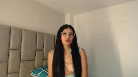 Snapshot of cloehonney chatting on 13, 4, 2026 cloe online show from 13, 4, 2026