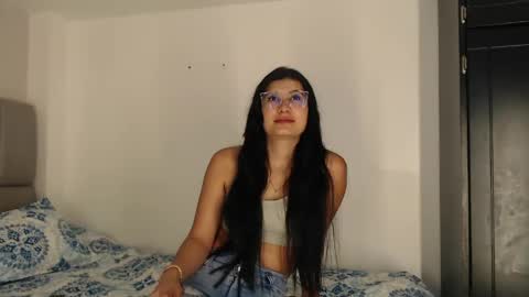 Snapshot of cloehonney chatting on 22, 4, 2026 cloe online show from 22, 4, 2026