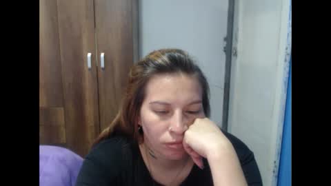 Snapshot of cloepussy chatting on 27, 10, 2025 cloepussy online show from 27, 10, 2025