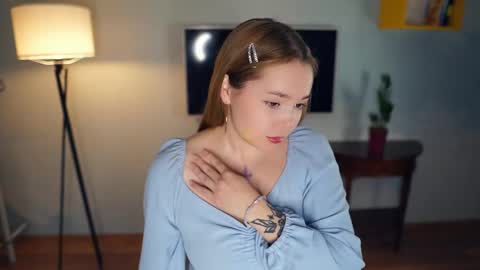 Hi everybody Im Lily Today is my first day here Lets get acquainted online show from 17, 12, 2024