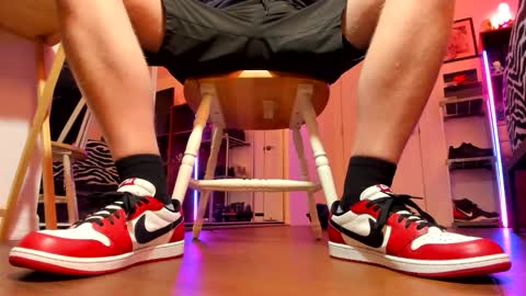 Gorgeous online show from 3, 2, 2026