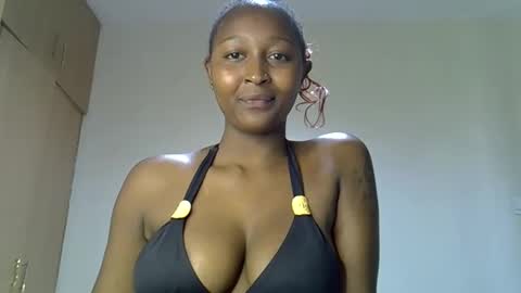 Snapshot of coco_babyy chatting on 14, 11, 2025 bella online show from 14, 11, 2025