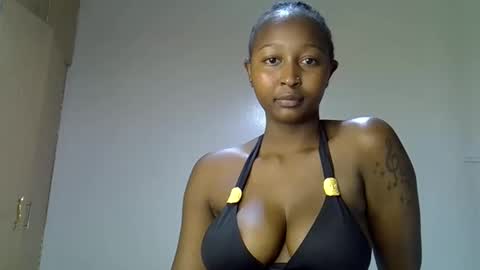 Snapshot of coco_babyy chatting on 22, 11, 2025 bella online show from 22, 11, 2025